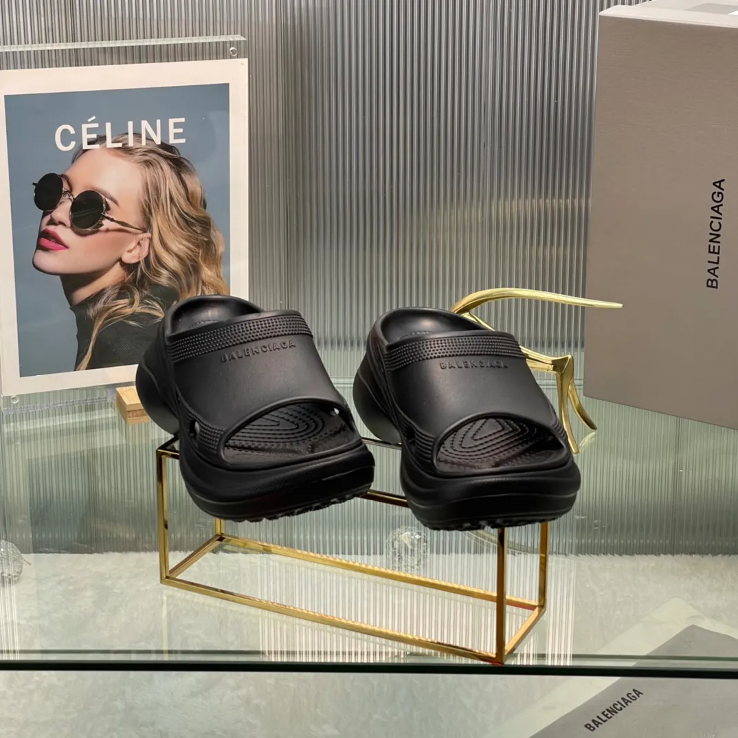 👟👟Ex-factory price 380👟👟 35-41 ‍🔥 ‍🔥 ‍🔥Balenciaga’s latest hole-in-the-wall slippers are now available! 🎉🎉🎉A sandal that is popular on Instagram, 🎊🎊🎊 and all major platforms of Xiaohongshu! Made of high-tech materials and molded in one piece, it is lightweight, wear-resistant, and waterproof! ✨✨✨ The heel height is 6CM. The colors are being added one after another to meet your various color combinations and different needs. A very cost-effective product!